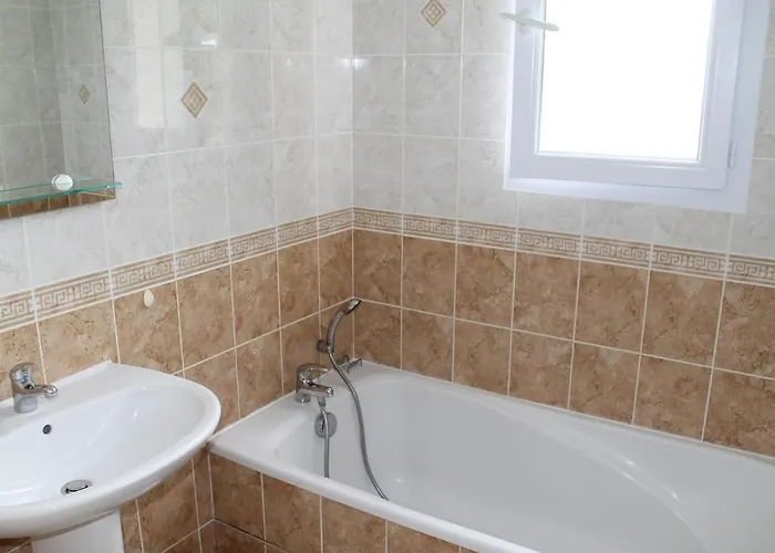 Maison Avec Jardin Proche Thermes Comprenant Lave-linge Et Lave-vaisselle - Fr-1-541-47 拉罗什波赛